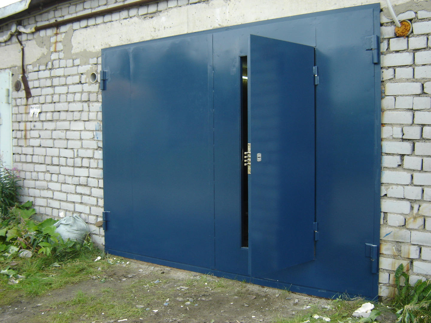 Гаражные ворота распашные с калиткой ГВ-002 Гаражные ворота распашные с калиткой ГВ-002