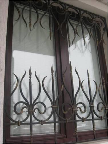 Решетка на окно с коваными элементами МР-003 Решетка на окно с коваными элементами МР-003