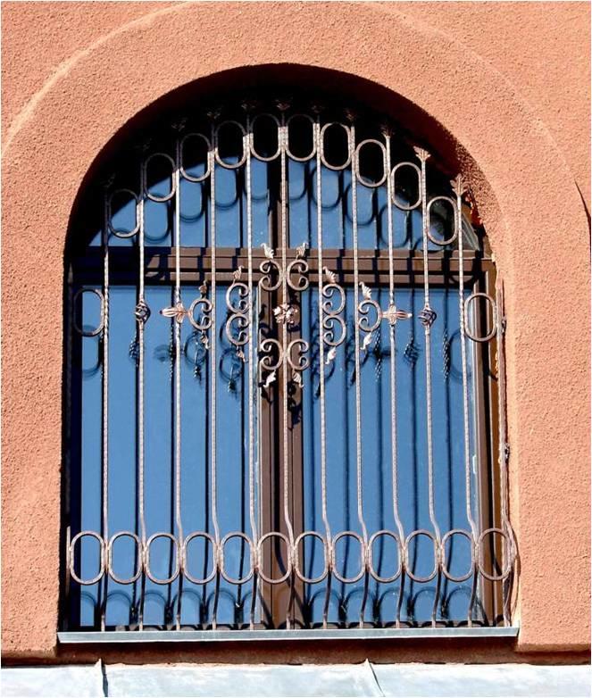 Кованая решетка на окно на первый этаж МР-013 Кованая решетка на окно на первый этаж МР-013