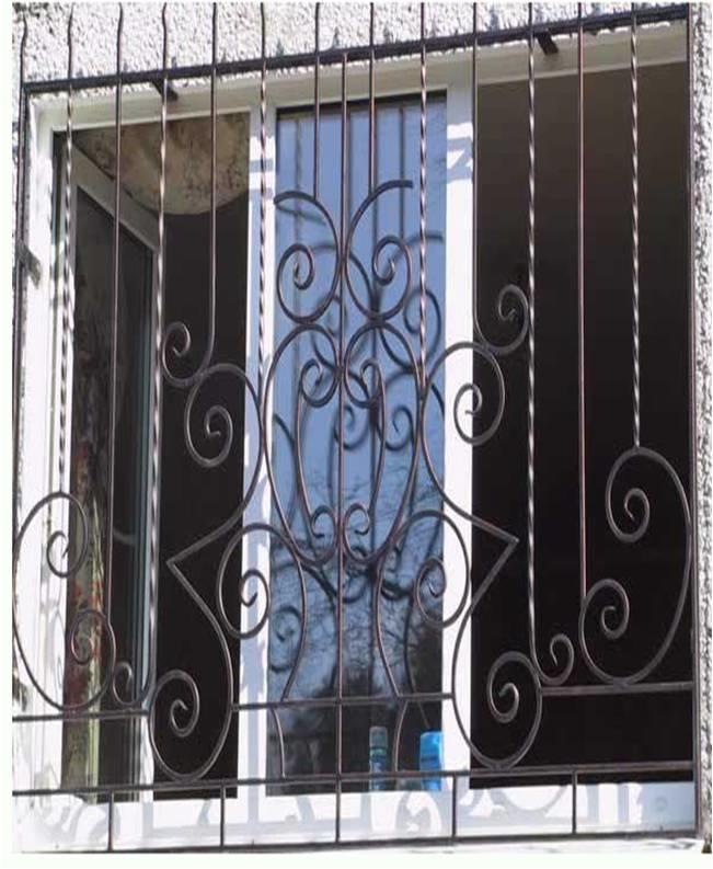 Кованая металлическая решетка на окна МР-023 Кованая металлическая решетка на окна МР-023