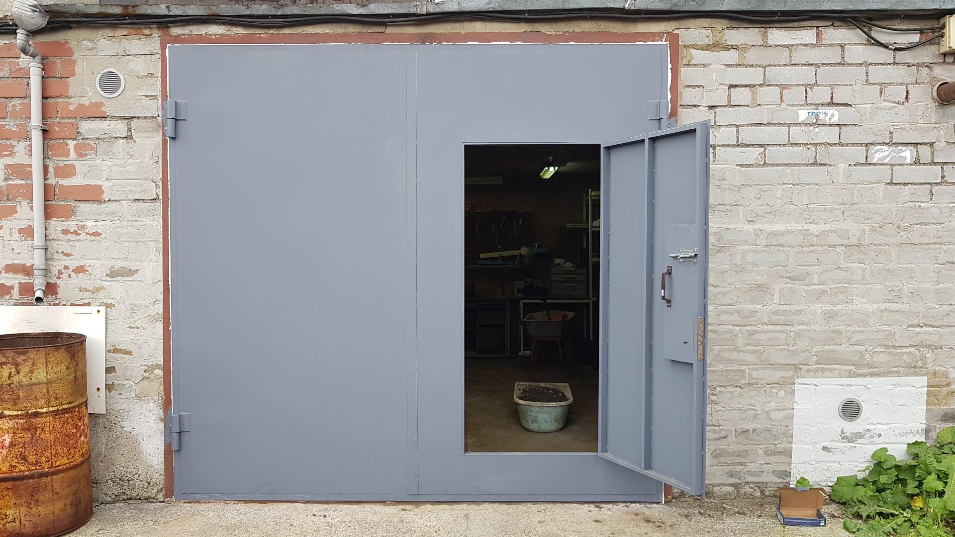 Металлические ворота для гаража с калиткой ГВ-021 Металлические ворота для гаража с калиткой ГВ-021